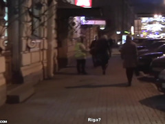 Русскую девушку трахают в лифте за деньги